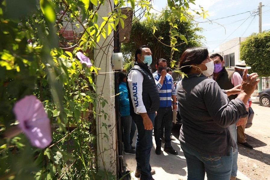 Supervisa Luis Nava la entrega de apoyos económicos a familias afectadas por las lluvias en Laderas de San Pedro.