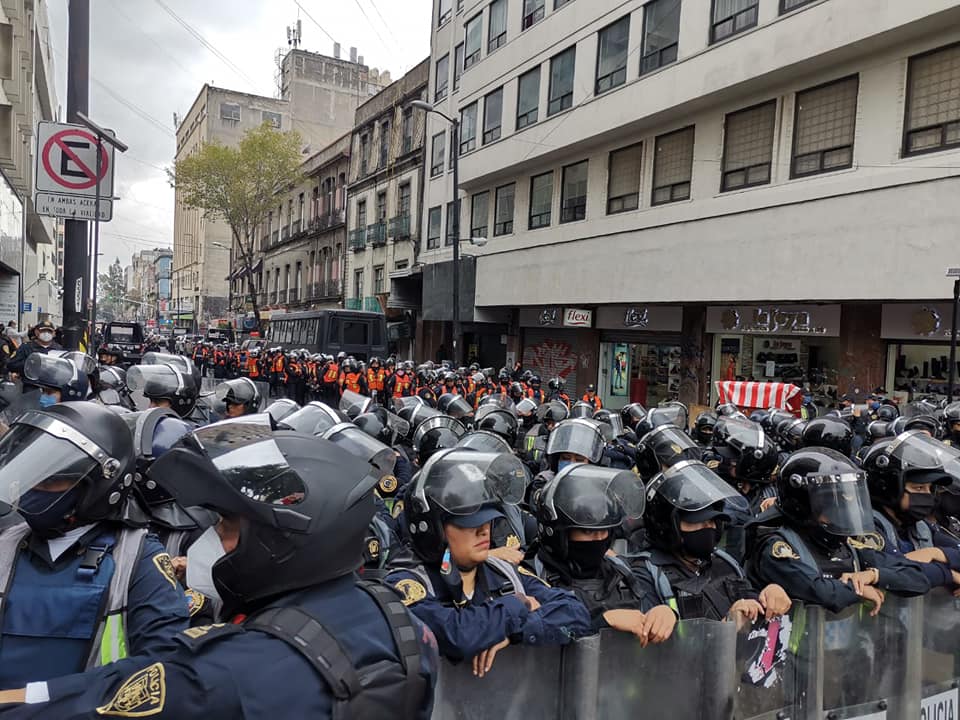 Cientos de policias impidieron que los simpatizantes de FRENAAA pudieran llegar al zocalo de la CDMX