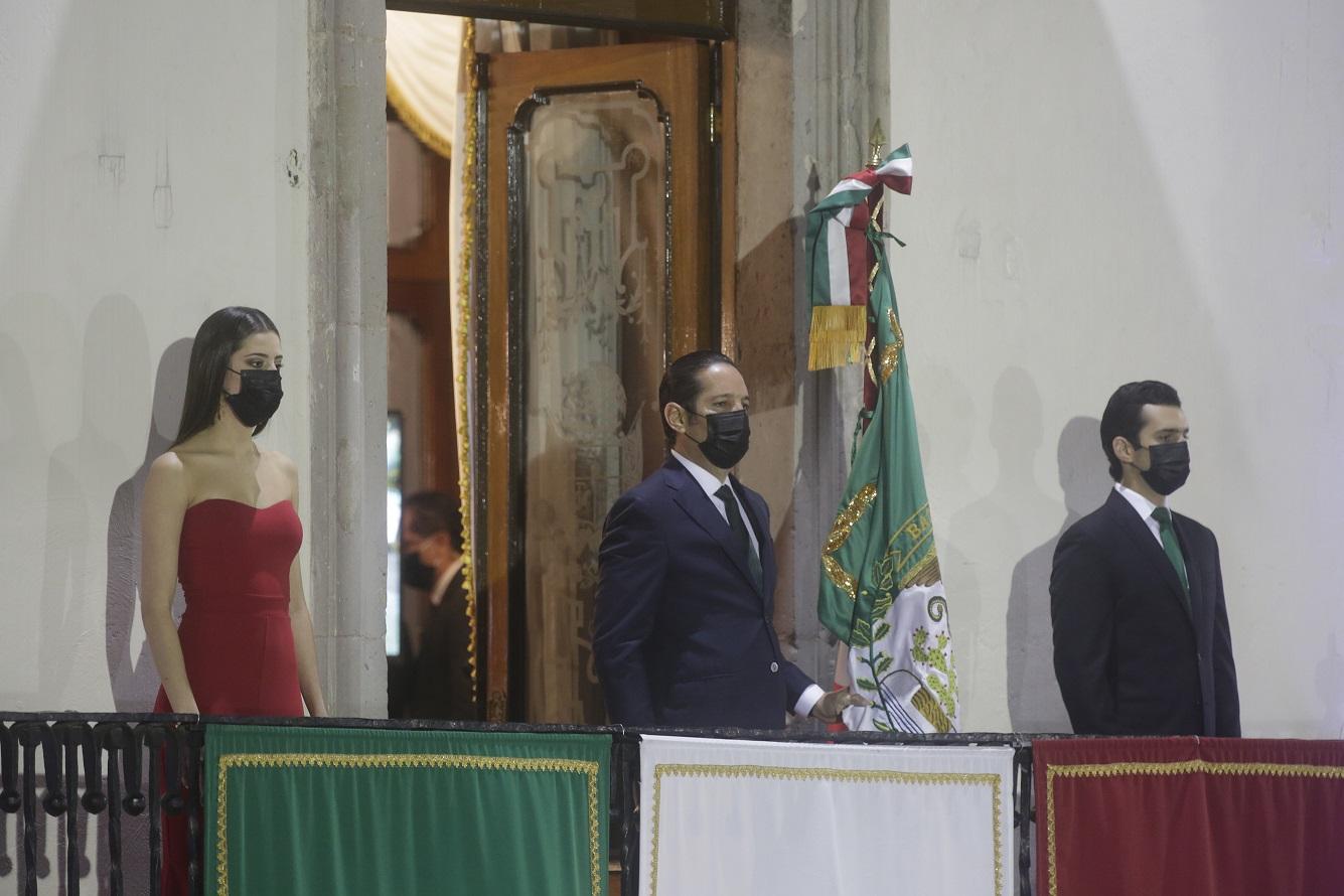 El Gobernador Francisco Domínguez honra a personal de salud en ceremonia del Grito de Independencia.