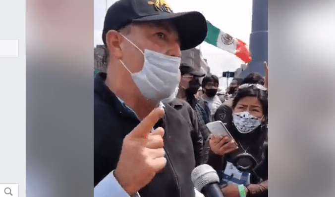 Integrantes de FRENAAA se instalan en el zócalo y retan al Presidente a un debate.