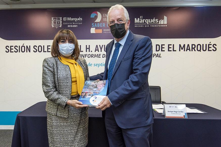 La síndico Rosario León Giles, recibió de manos del presidente municipal de El Marqués, Enrique Vega Carriles el segundo informe de gobierno.