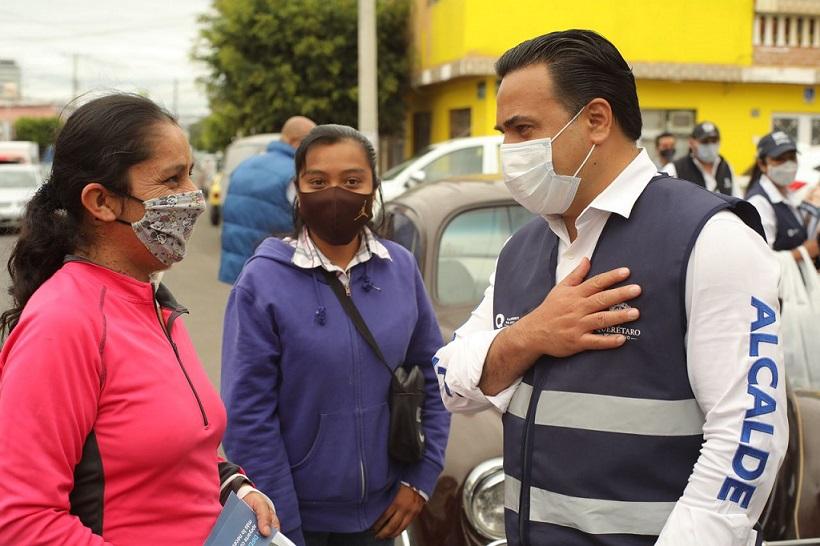 Luis Nava recorre la colonia Lomas de Casa Blanca para hablar con vecinos sobre los avances de su Administración.