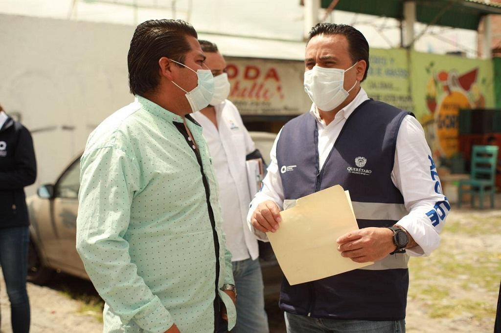 Luis Nava sostiene platica con vecinos de Avenida La Luz, para comentar obras y acciones en la zona