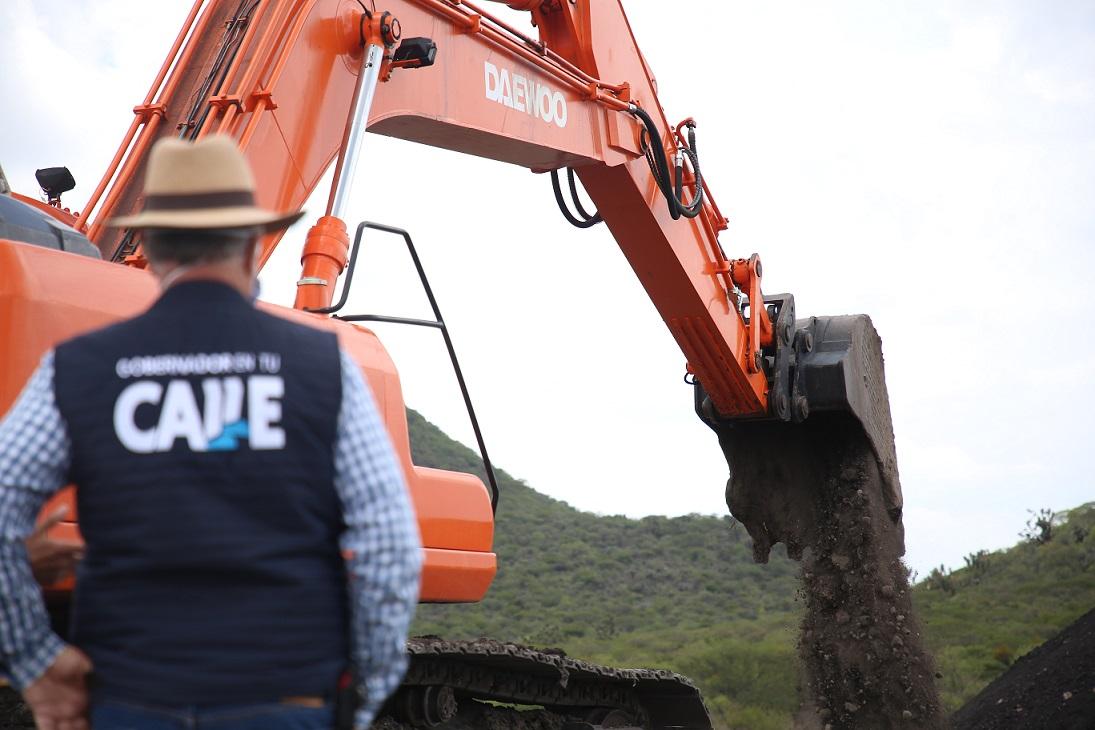 Para afrontar la sequía, la SEDEA desazolva 70 bordos en territorio queretano.