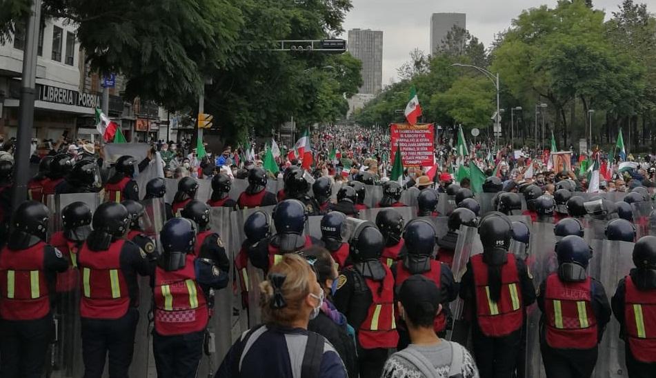 Policías frenan a manifestantes su intento tomar el zócalo para protestar contra el Presidente Andrés Manuel López Obrador.