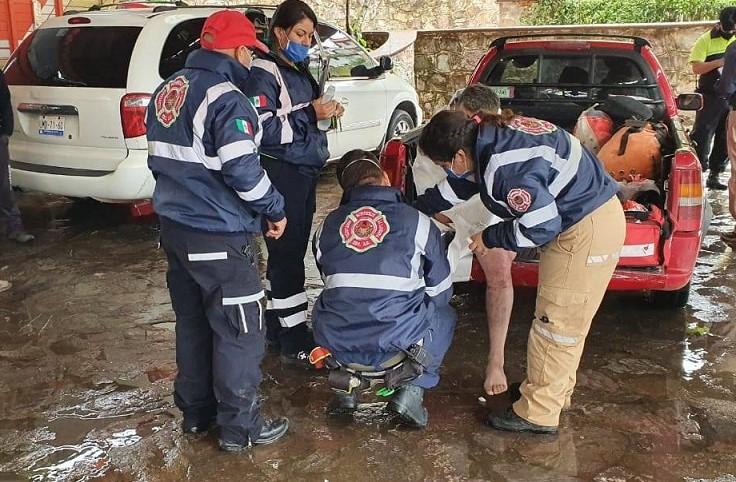 Rescatan a turistas atrapados en cañón de Pinal de Amoles