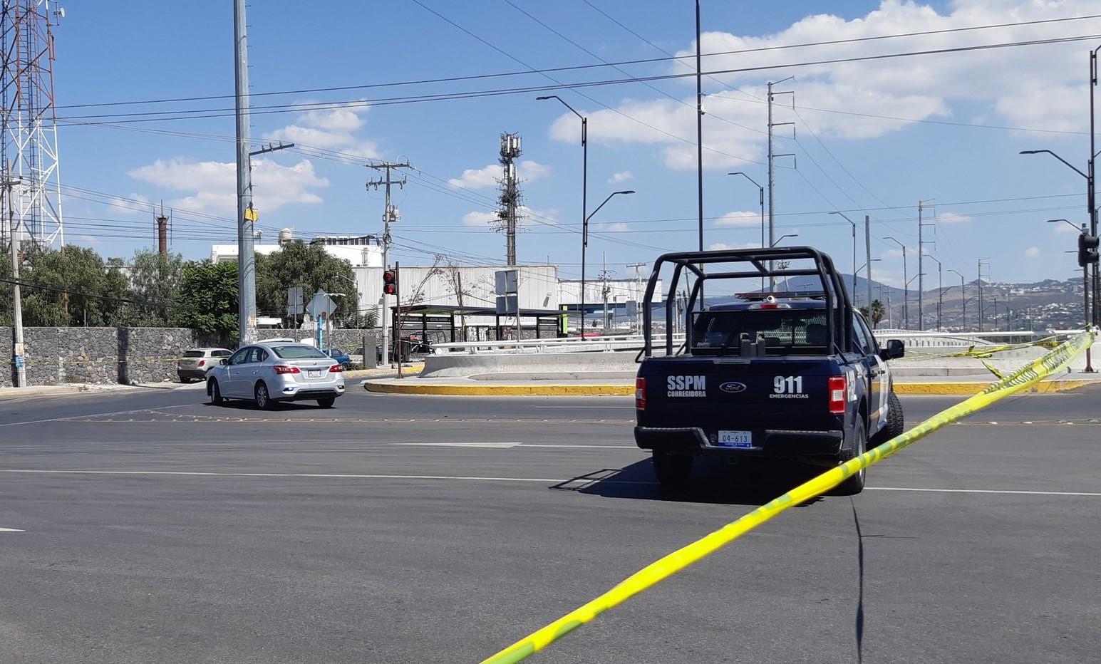 Balean a dos sujetos enfrente del Parque Industrial Balvanera en Corregidora. Foto: Twitter @ramon_cubo