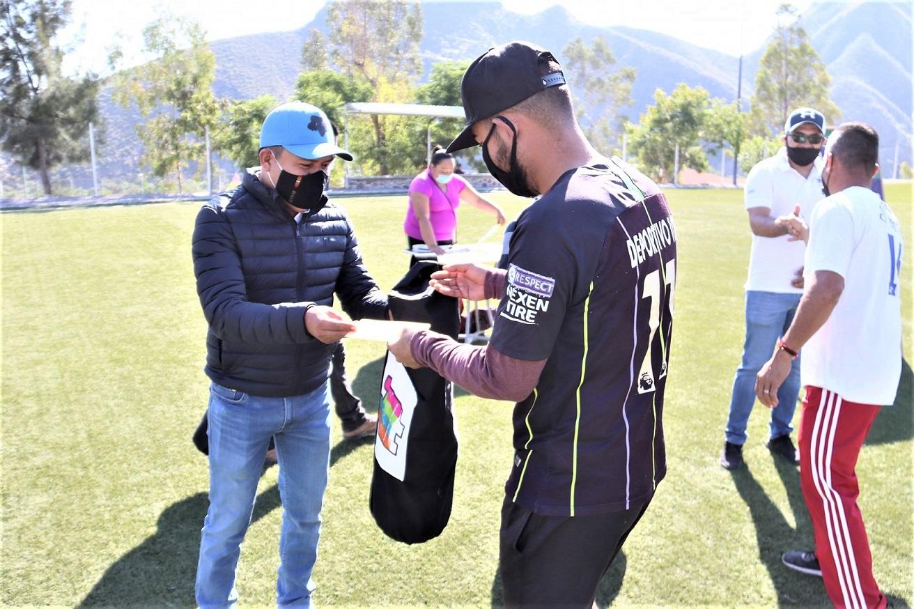 Juan Carlos Linares entrega apoyos a 39 equipos de futbol de Peñamiller.