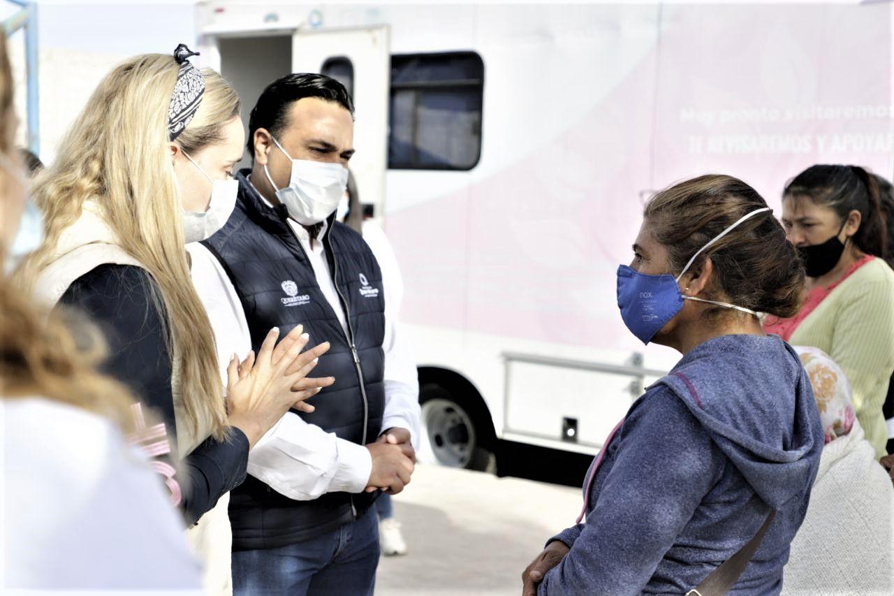 Luis Nava invita a mujeres a realizarse la mastografía gratuita para prevenir cáncer de mama.