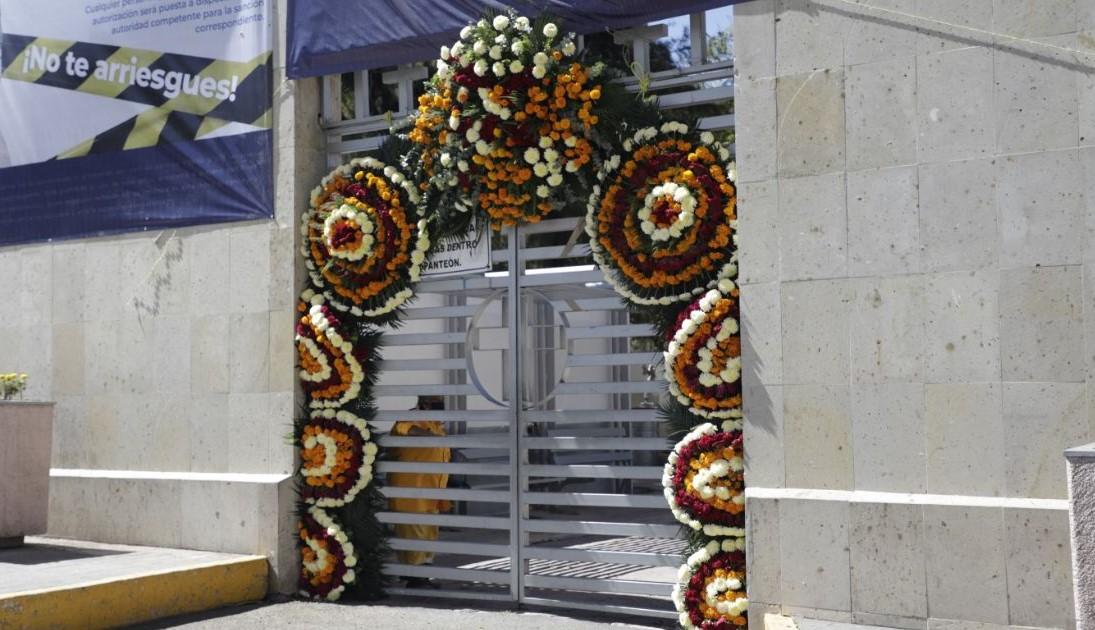 Colocan ofrendas florales en 8 panteones municipales de Querétaro Capital.