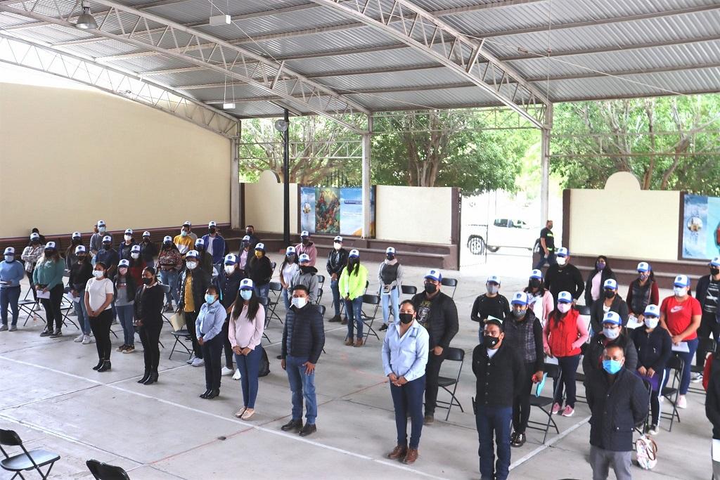 Juan Carlos Linares inicia la entrega de 375 becas universitarias a jóvenes de Peñamiller.
