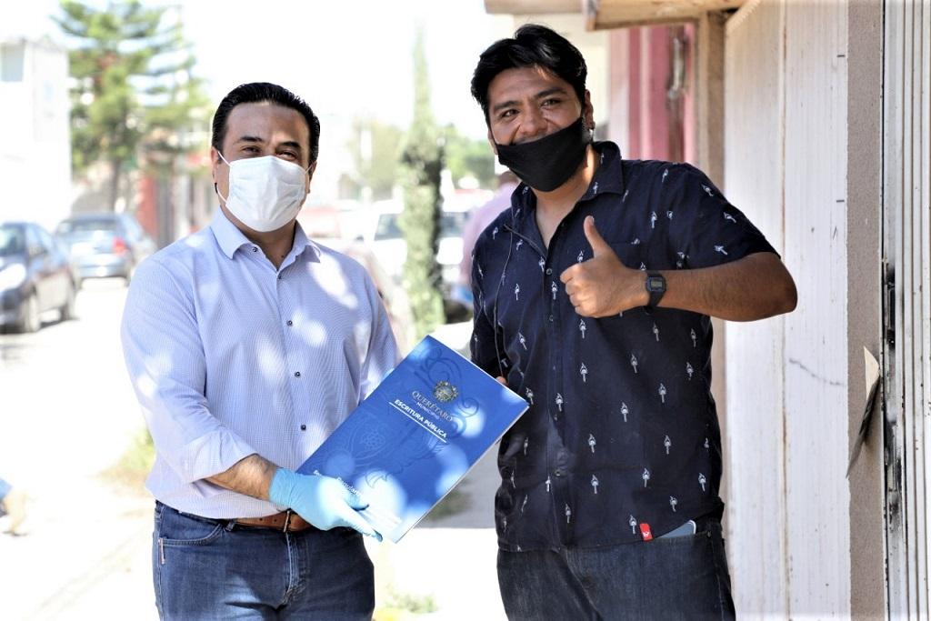 Gobierno de Luis Nava entrega 920 escrituras a familias de Querétaro