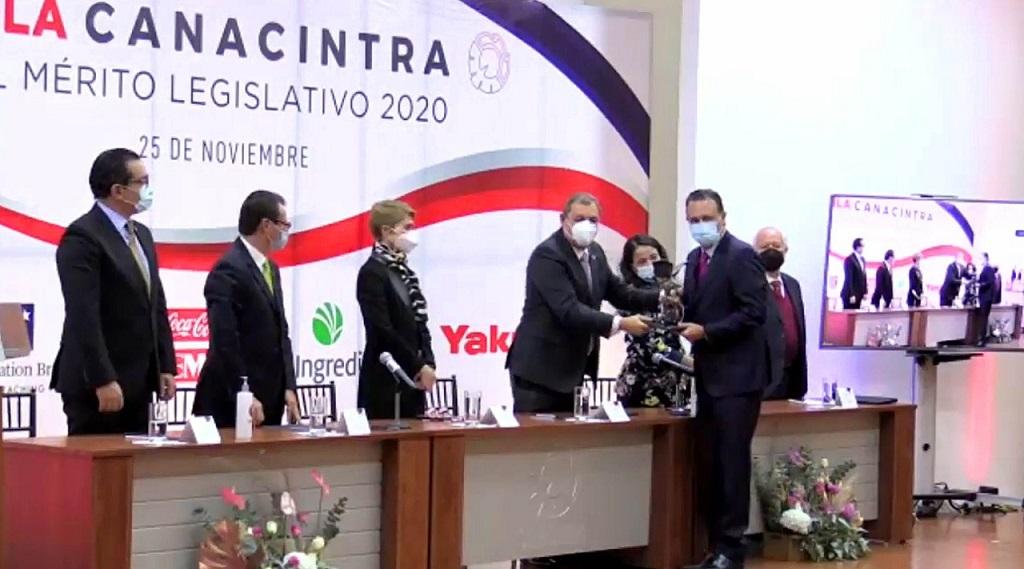 Mauricio Kuri recibe el Premio Aguila CANACINTRA al merito legislativo 2020..