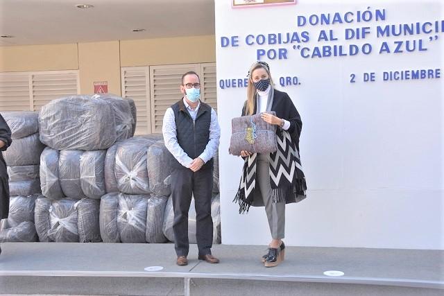 Arahí Domínguez pide a queretanos seguir donando cobijas para abrigar a familias.