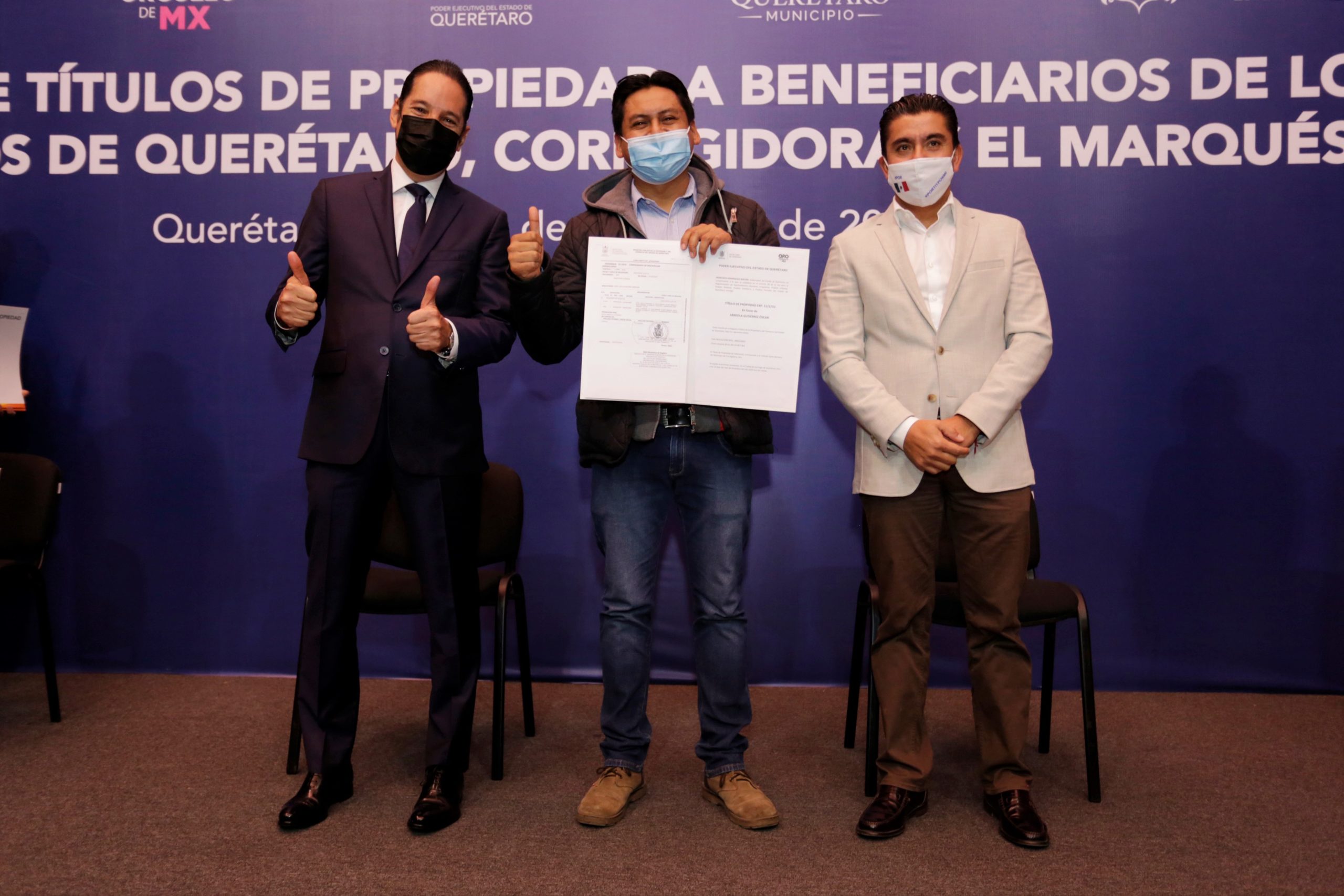 El Gobernador Francisco Domínguez Servién entrega títulos de propiedad a familias de municipios de Querétaro, Corregidora y El Marqués.