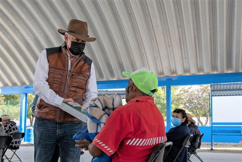 Enrique Vega inicia entrega de cobijas en tres comunidades de El Marqués