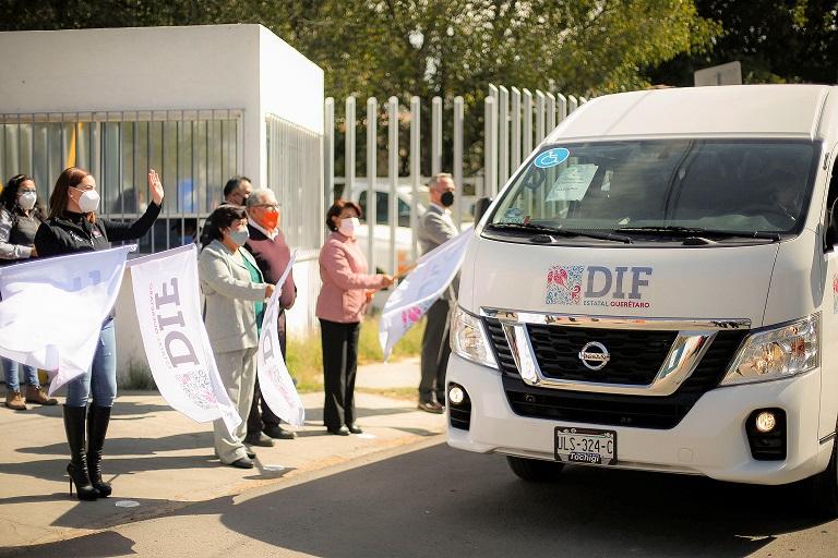 Karina Castro entrega 6 unidades de transporte especializado para personas con discapacidad.