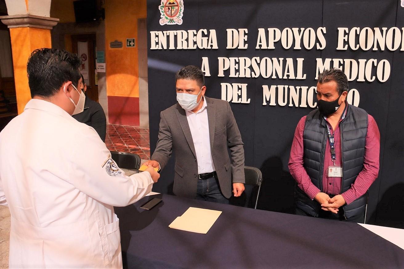 Juan Carlos Linares entrega apoyos económicos a Médicos pasantes que luchan contra COVID-19.