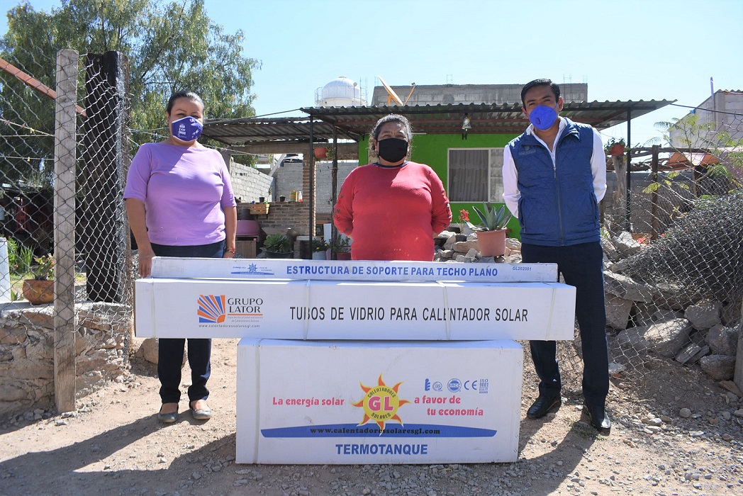 Amarildo Bárcenas entrega calentadores solares a 13 familias de Chintepec