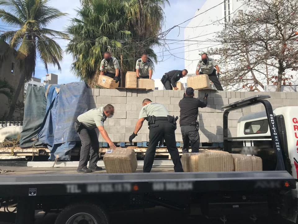 Decomisan más de 2 toneladas de marihuana oculta en tabiques para construir.