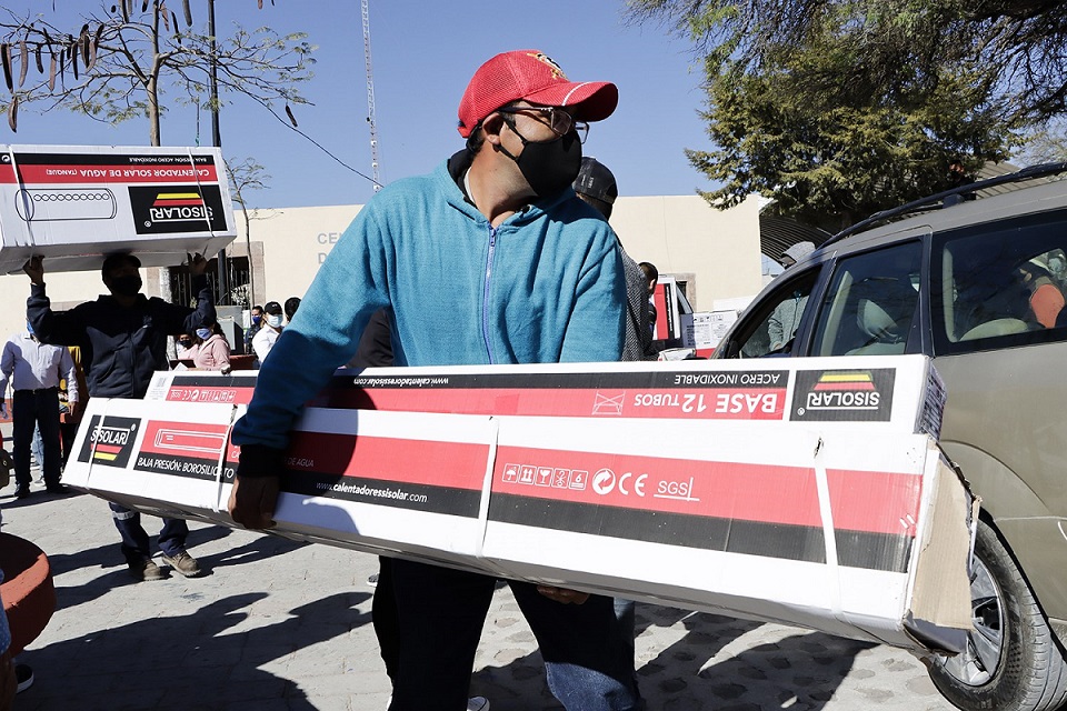 El Gobierno de Roberto Sosa entrega 637 calentadores solares en Corregidora.