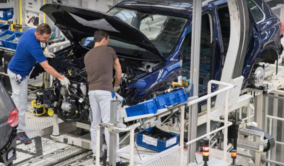Volkswagen y General Motors detienen fabricación de automóviles por escases de gas natural.
