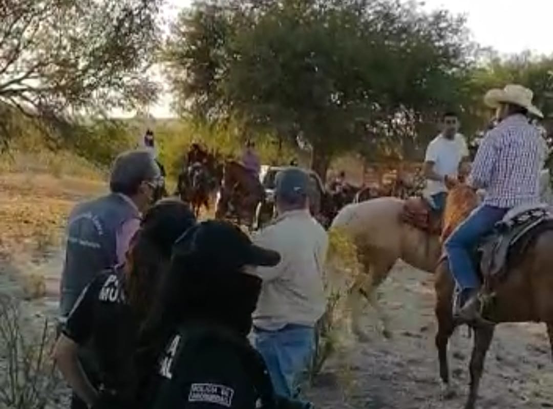 COVID-19 Dispersan carrera de caballos en Santa Rosa Jáuregui donde participaban 300 personas y 100 jinetes.