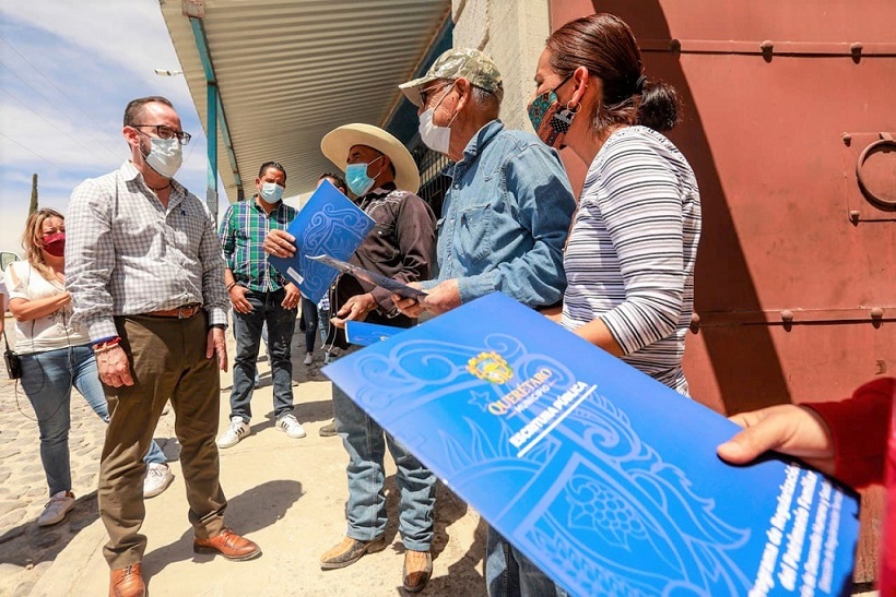 Miguel Parrodi hace entrega de escrituras publicas a 17 familias de Tlacote el Alto.