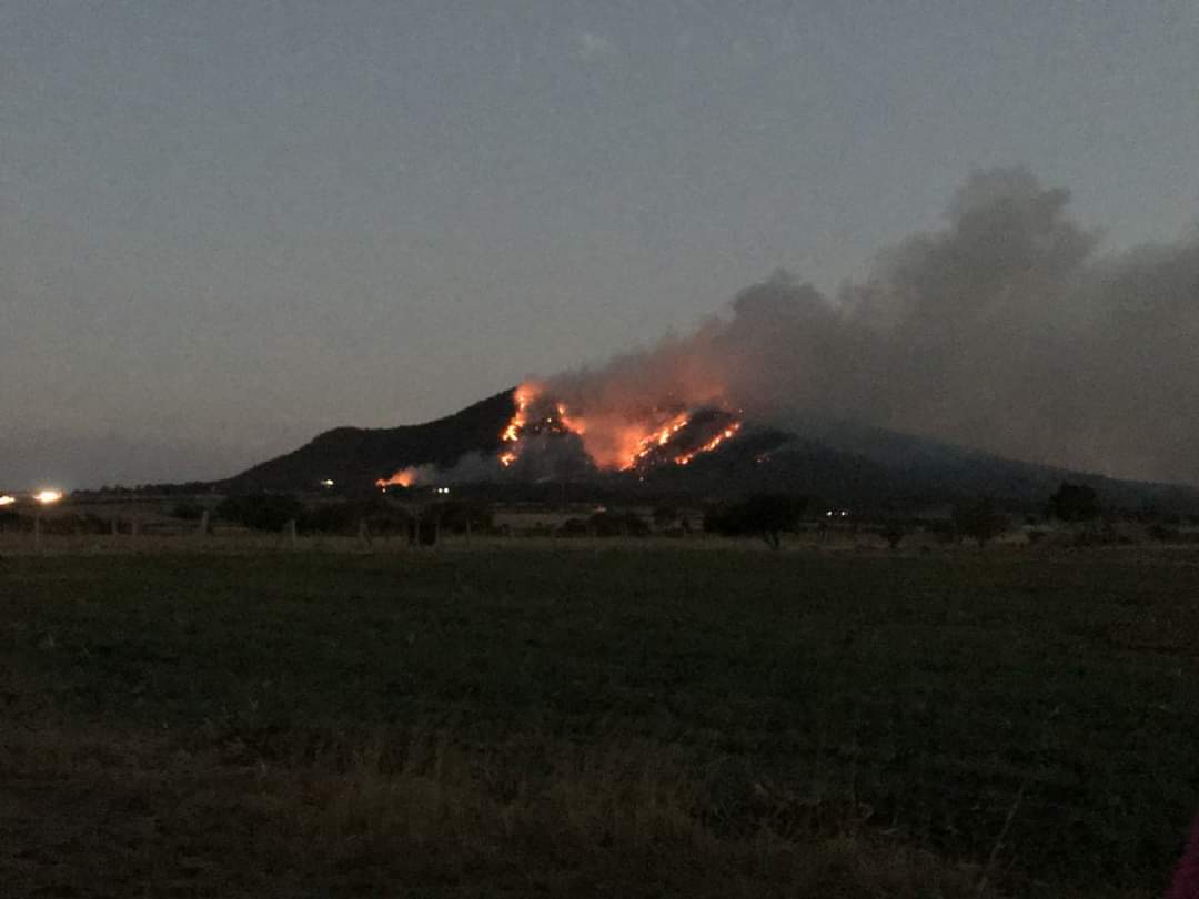 Se registra fuerte incendio en en el Cerro de la Víbora en Huimilpan