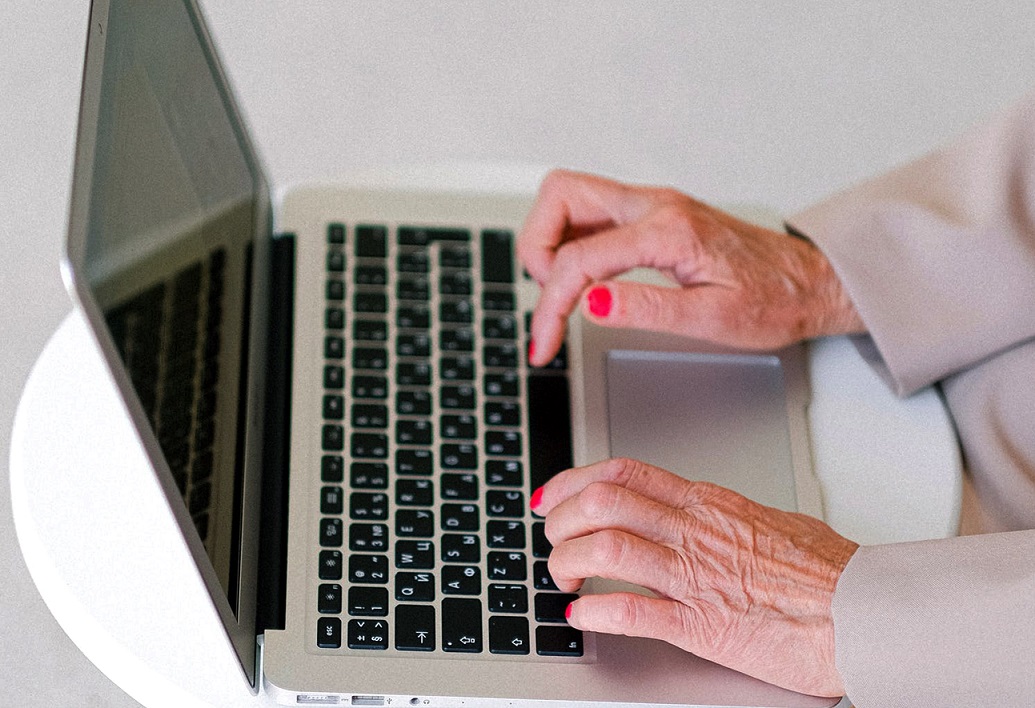 Adultos mayores participan cada vez más en redes sociales.