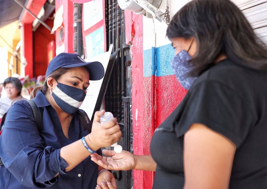 Lupita Alcántara propone apoyar a pequeños negocios de Tolimán.