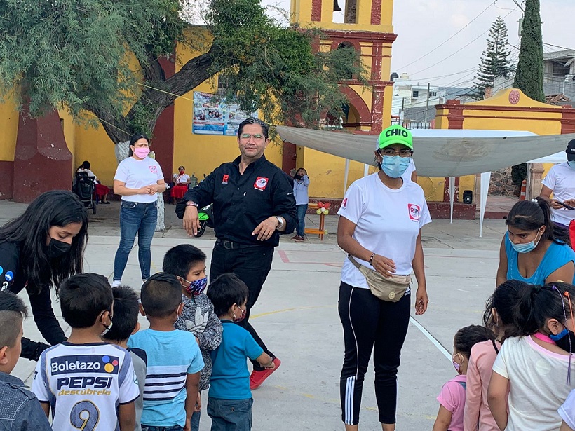 Carlos Rentería celebra el día del Niño en Carrillo Puerto.