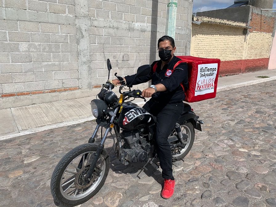 Carlos Rentería de RSP se sube a la moto y reparte pasteles a maestros.