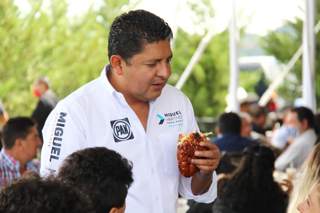 Miguel Martínez festeja su triunfo con su equipo de campaña en Cadereyta Querétaro