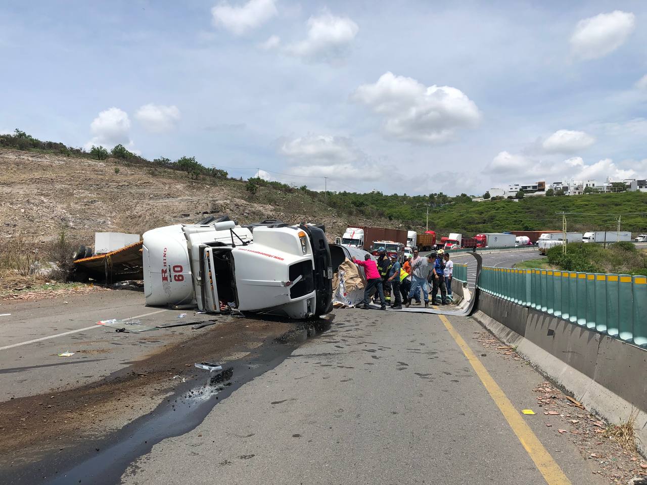 Vuelca camión de carga sobre libramiento su poniente de Querétaro
