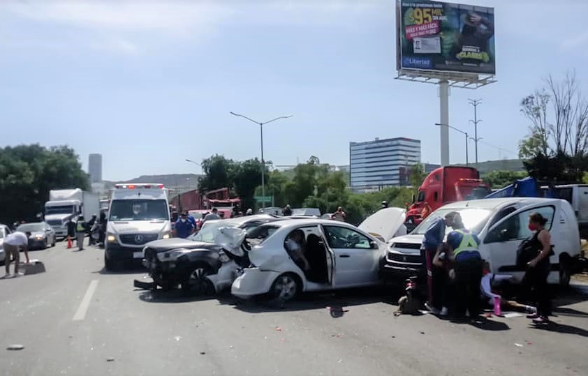 Carambola sobre Carretera 57 deja 8 vehículos dañados y 10 lesionados en Querétaro.