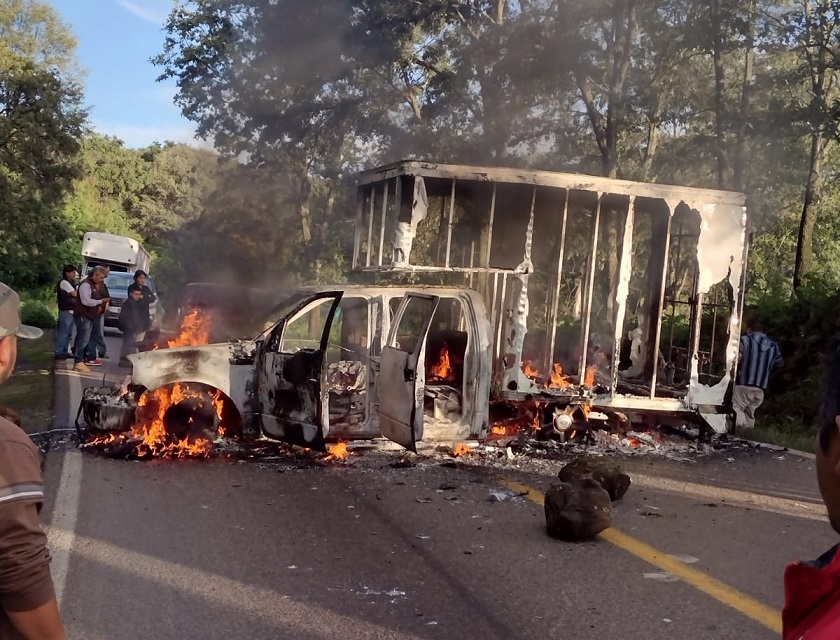 CJNG bloquea carreteras y quema vehículos en Michoacán.