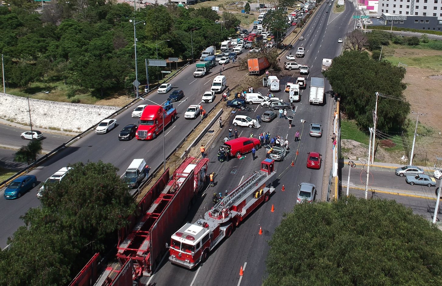 Carambola sobre Carretera 57 deja 8 vehículos dañados y 10 lesionados en Querétaro.