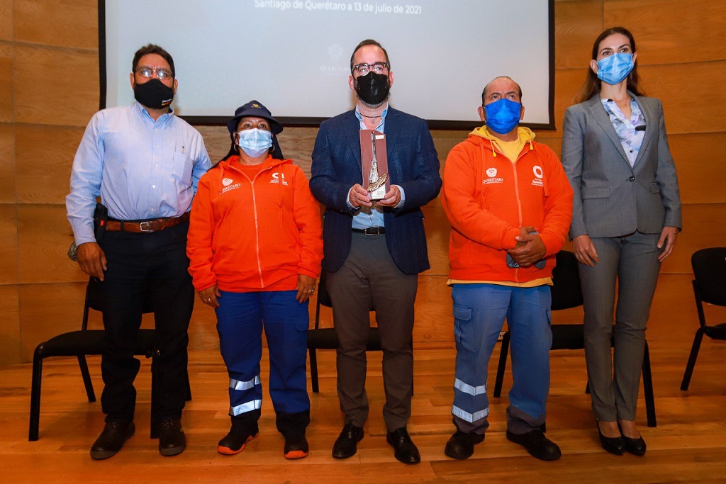 Miguel Parrodi entrega la escoba de platino a trabajadores de Servicios Publicos