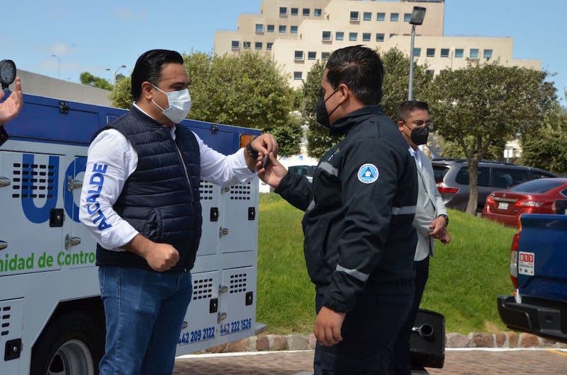 Luis Nava entrega vehículos a Control y Protección Animal del Municipio de Querétaro.