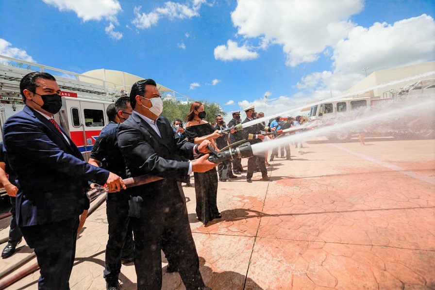 Luis Nava rinde homenaje al Heroico Cuerpo de Bomberos de Querétaro.