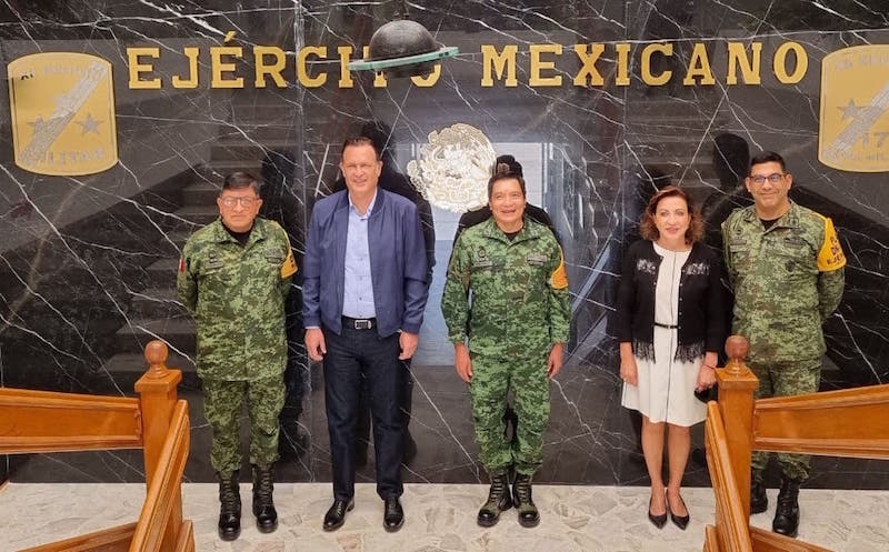 Mauricio Kuri sostiene platica con militares para blindar Querétaro