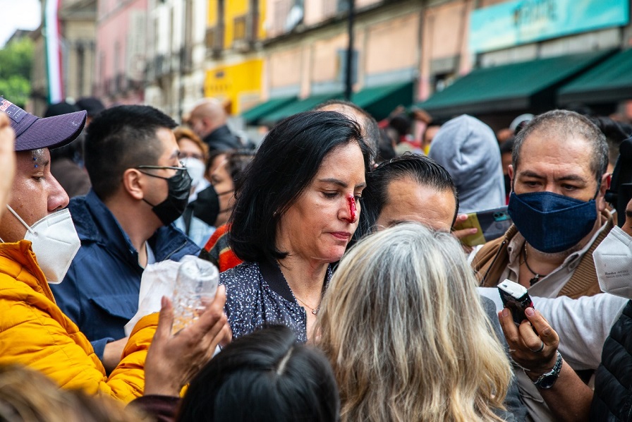 Policías de la Ciudad de México agreden a Lía Limón.