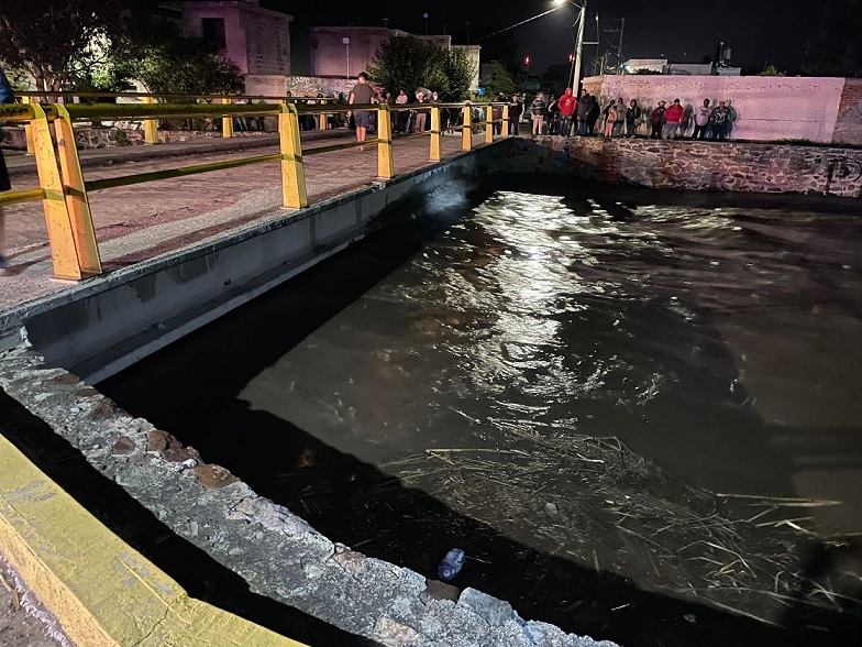 Alertan a 7 comunidades de Pedro Escobedo por incremento de agua en presas y arroyos. En la imagen se observa el afluente en el Sauz Alto.