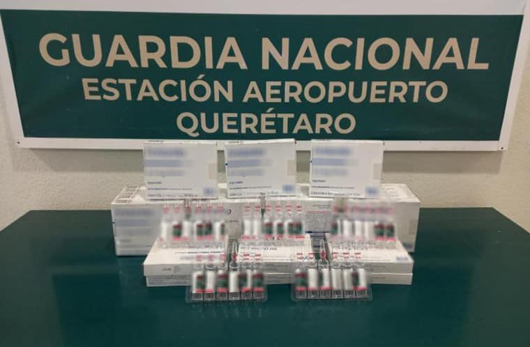 En Aeropuerto de Querétaro, aseguran 180 ampolletas de aparente fentanilo.