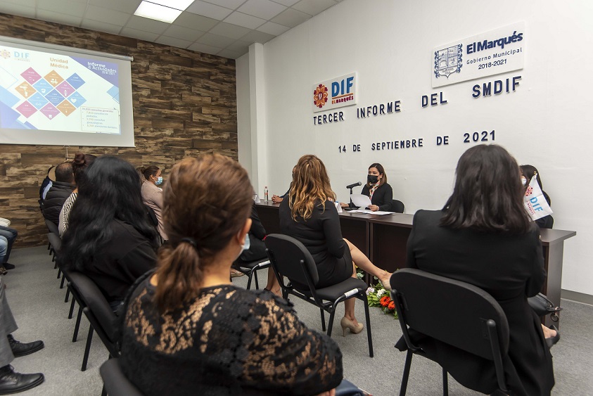 La Directora del DIF de El Marqués, Claudia Martínez Guevara, presenta su Tercer Informe