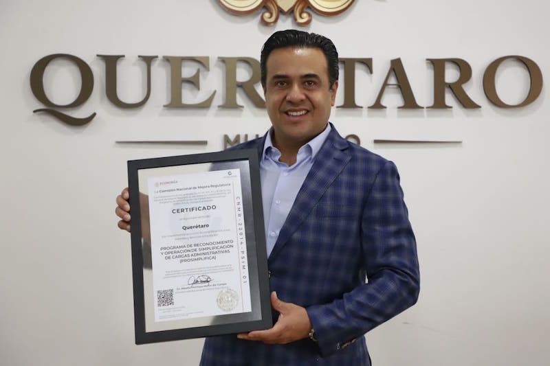 Luis Nava recibe certificado PRO-SIMPLIFICA por reducción del 55% en trámites