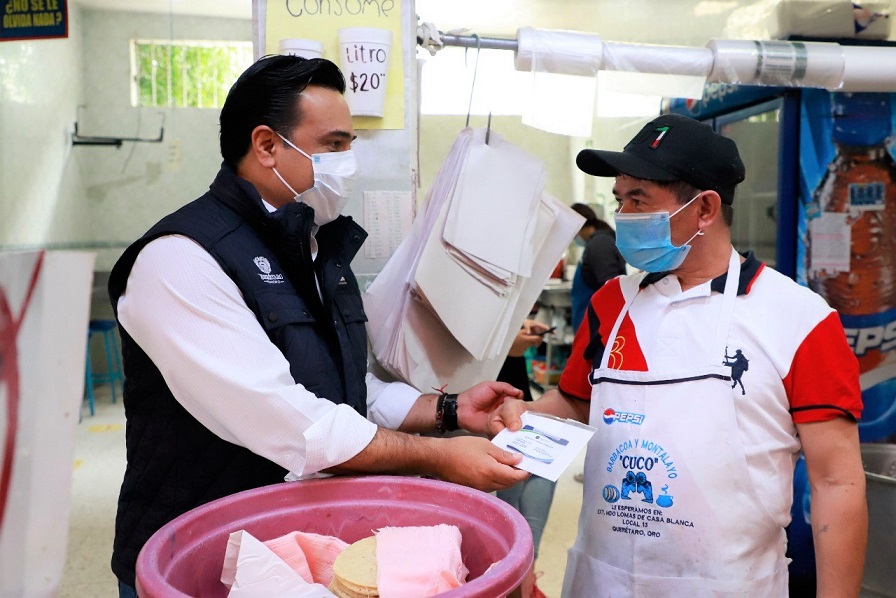 Luis Nava supervisa la entrega de seguro para comerciantes en mercado de Loma de Casa Blanca