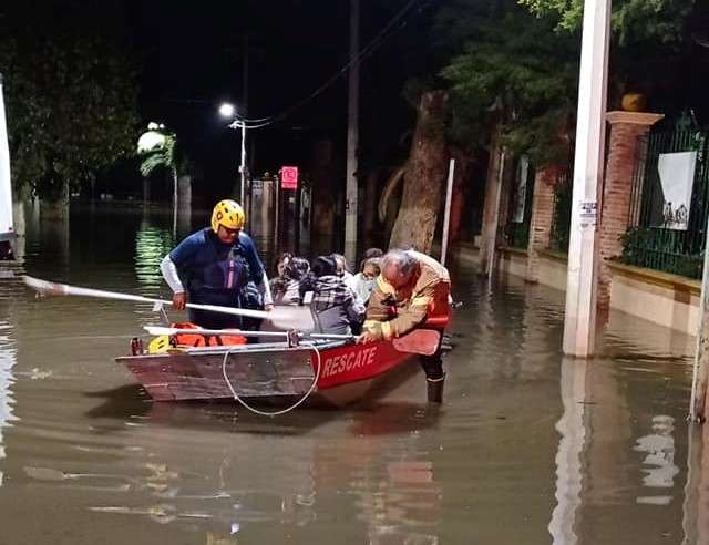 Por inundaciones, rescatan en lanchas a turistas en Tequisquiapan