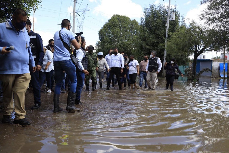 El Gobernador Mauricio Kuri se reúne con familias afectadas por las lluvias en San Juan del Río